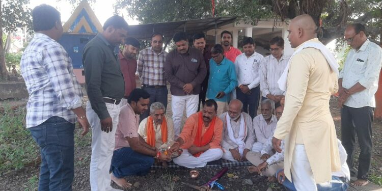रहटगांव…ग्राम पंचायत रहटगांव राजेश तवर के घर के पास खेड़ापति माता मंदिर प्रांगण के नजदीक सार्वजनिक उद्यान निर्माण कार्य