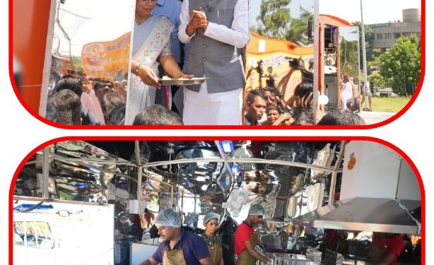 मुख्यमंत्री शिवराज सिंह चौहान ने भोपाल के स्मार्ट सिटी पार्क से दीनदयाल रसोई योजना के अंतर्गत “चलित रसोई केन्द्रों” को हरी झंडी दिखाकर रवाना किया।