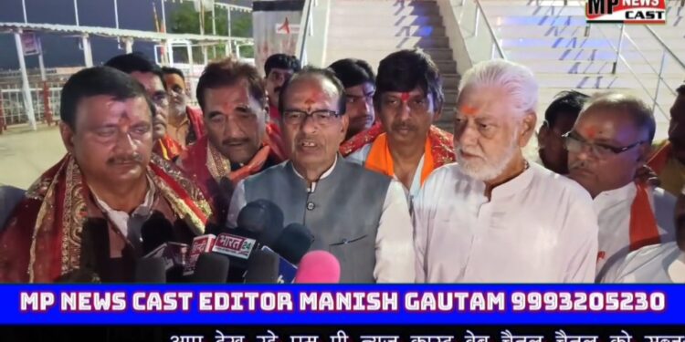 आज माँ के दरबार में मैहर जिला अर्पित करने आया हूं।  माँ से यही प्रार्थना की है कि आपकी कृपा और आशीर्वाद से नव-गठित जिले मैहर की जनता सुखी व निरोगी हो,CM