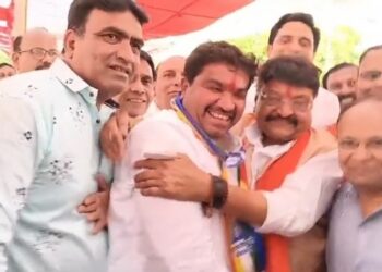 ये इंदौर की राजनीति है, आमने सामने चुनाव लड़ने वाले कैलाश विजयवर्गीय के पैर छुये संजय शुक्ला ने, हालाँकि मंच पर दोनों एक दूसरे के ख़िलाफ़ खूब भड़ास निकाल चुके हैं