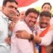 ये इंदौर की राजनीति है, आमने सामने चुनाव लड़ने वाले कैलाश विजयवर्गीय के पैर छुये संजय शुक्ला ने, हालाँकि मंच पर दोनों एक दूसरे के ख़िलाफ़ खूब भड़ास निकाल चुके हैं
