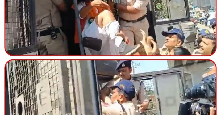 ये मध्य प्रदेश की डिप्टी कलेक्टर निशा कांवरे हैं , ये नौकरी से इस्तीफा दे चुकी हैं, कांग्रेस से चुनाव लड़ना चाहती हैं लेकिन सरकार इनका इस्तीफा स्वीकार नहीं कर रही, आज इस्तीफ़ा देने भोपाल आईं तो पुलिस ने गिरफ़्तार कर लिया कपड़े भी फटे