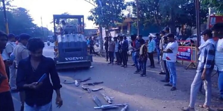 नरसिंहपुर जिले में दोपहिया वाहनों में ज्यादा आवाज करने वाले साइलैंसर लगाने वालों पर यातायात पुलिस की कार्रवाई चल रही है।