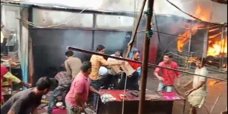 छिंदवाड़ा  जुन्नारदेव बाजार में लगी भीषण आग, 10 से 12 दुकानें जलकर खाक देखे VIDEO