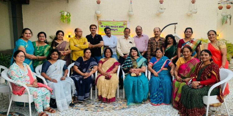 पितृपक्ष के चलते मॉं नर्मदा सहयोग संस्था ने पितृ को दी श्रद्धांजलि एंव मोक्ष प्राप्ति की कामना करते हुये गऊ माता को आहार खिलाया