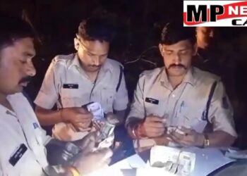 सिमरोल थाने के गवालुफाटा नाके से चेकिंग के दौरान एक कार से 4 लाख 1 हजार रूपए जब्त,