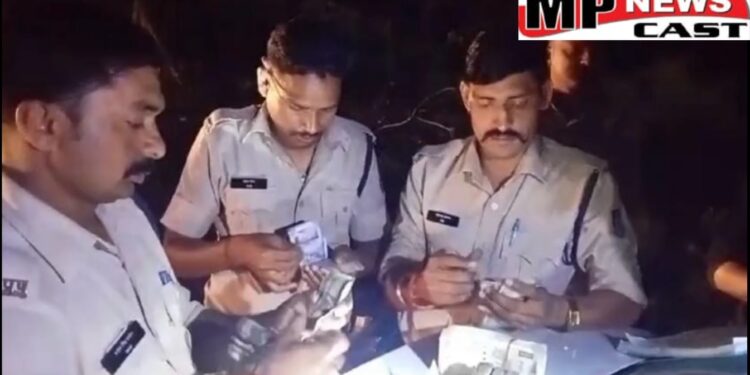 सिमरोल थाने के गवालुफाटा नाके से चेकिंग के दौरान एक कार से 4 लाख 1 हजार रूपए जब्त,
