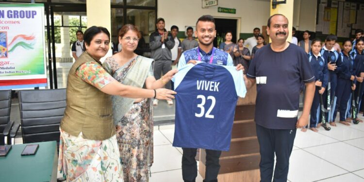 ओलंपिक एवं एशियन हॉकी प्लेयर विवेक सागर ने अपनी एशियन गेम्स की जर्सी वर्धमान स्कूल के बच्चो को दी