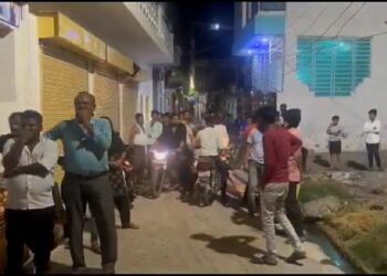 बाजार से दूध लेकर घर वापस जा रहे रिटायर स्वास्थ्य कर्मी को बाइक सवार हमलावरों ने जिला उद्योग केन्द्र के पास रविवार की शाम गोली मार दी।