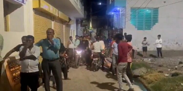 बाजार से दूध लेकर घर वापस जा रहे रिटायर स्वास्थ्य कर्मी को बाइक सवार हमलावरों ने जिला उद्योग केन्द्र के पास रविवार की शाम गोली मार दी।