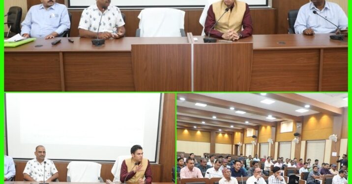 कलेक्टर एवं जिला निर्वाचन अधिकारी श्री अवि प्रसाद ने आज कलेक्ट्रेट सभाकक्ष में आयोजित RO/ARO के प्रशिक्षण सत्र में अधिकारियों को निर्वाचन प्रक्रिया के दौरान पूरी सावधानी और सतर्कता बरतने के निर्देश दिए