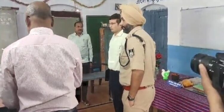कलेक्टर श्री सिंह एवं एसपी डॉ सिंह ने मतदान केंद्र सीएम राइज स्कूल प्राथमिक शाला सिवनीमालवा,शासकीय कन्या उच्चतर माध्यमिक विद्यालय सिवनीमालवा एवं देखिए VIDEO