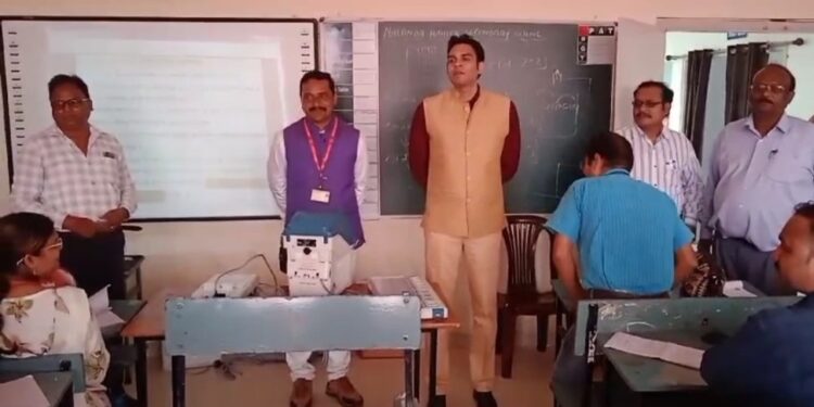 कलेक्टर अवि प्रसाद ने नालंदा हायर सेकंडरी स्कूल में संचालित मतदान कर्मियों के प्रशिक्षण सत्र में पहुंच कर मतदान कर्मियों