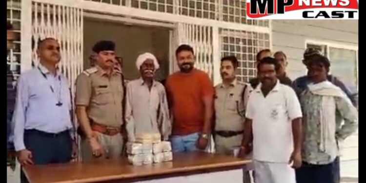 किसान को पड़ा महंगा.. चेकिंग में मिले 15 लाख रुपए, रजिस्ट्री और भूमि विक्रेता को देने के लिए लाया था रकम, पुलिस ने की जब्त,