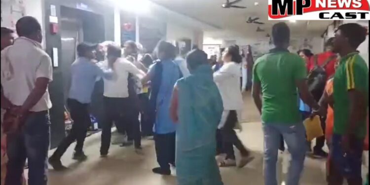 अस्पताल में मानसिक रूप से पीड़ित मरीज के दोनों हाथ बांधकर गार्डों ने पीटा, हॉस्पिटल स्टाफ ने बचाव करने आईं बहनों और परिजनों के साथ भी की मारपीट