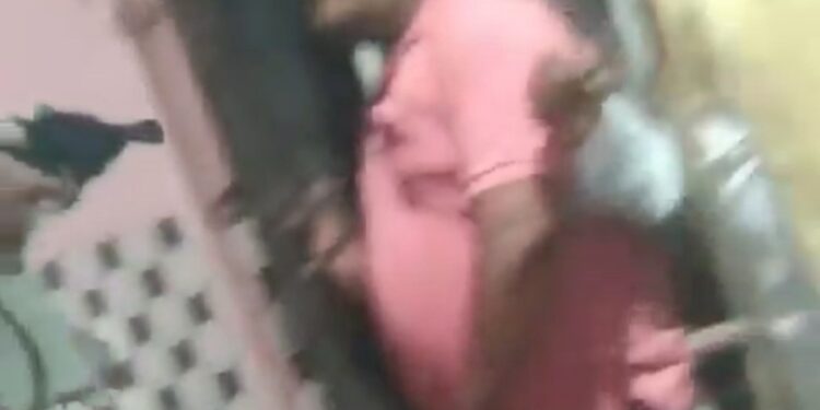 महिला को दबंग ने रिवॉल्वर लेकर दौड़ाया  घर के बाहर गाड़ी खड़ी करने से मना किया था