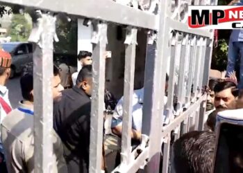 आइऐ देखे VIDEO केंद्रीय मंत्री ज्योतिरादित्य_सिंधिया के महल का घेराव, टिकट कटने से नाराज