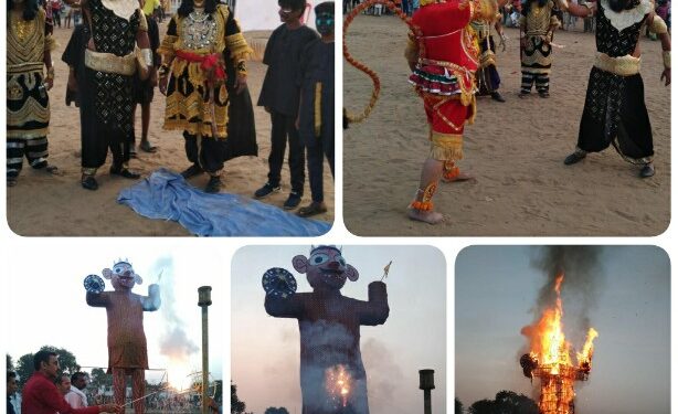 दशहरा मैदान में श्रीरामलीला महोत्सव समिति के कार्यकारी अध्यक्ष अरुण शर्मा एवं सचिव योगेश्वर तिवारी ने कुम्भकरण के विशाल पुतले पर अग्निबाण चलाया,पुतले का हुआ दहन