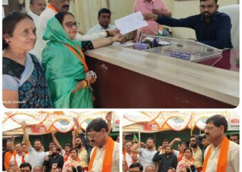 नामांकन के बाद कार्यकर्ताओं का पुष्प वर्षा कर सम्मान किया   भाजपा प्रत्याशी हरि सिंह रघुवंशी बड्डा ने किया नेहरू चौक पर कार्यालय का शुभारंभ