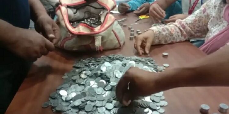 कटनी मुडवारा सीट से एक प्रत्याशी एक-एक के दस हजार सिक्के लेकर नामांकन लेने पहुंचा तो अफरा तफरी मच गई
