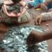कटनी मुडवारा सीट से एक प्रत्याशी एक-एक के दस हजार सिक्के लेकर नामांकन लेने पहुंचा तो अफरा तफरी मच गई