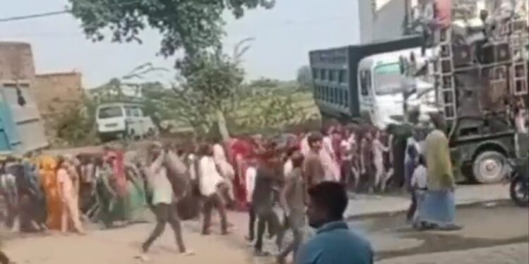 LIVE वीडियो आया सामने, मूर्ति विसर्जन करने जा रहे श्रद्धालुओं के साथ हुआ था हादसा डीजे का बैक गैर लगने से कई लोगों को रोंदा