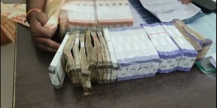 ब्रेकिंग कार सवार से पुलिस ने बरामद किए 9 लाख रूपए, चेकिंग देख कर किया भागने का प्रयास