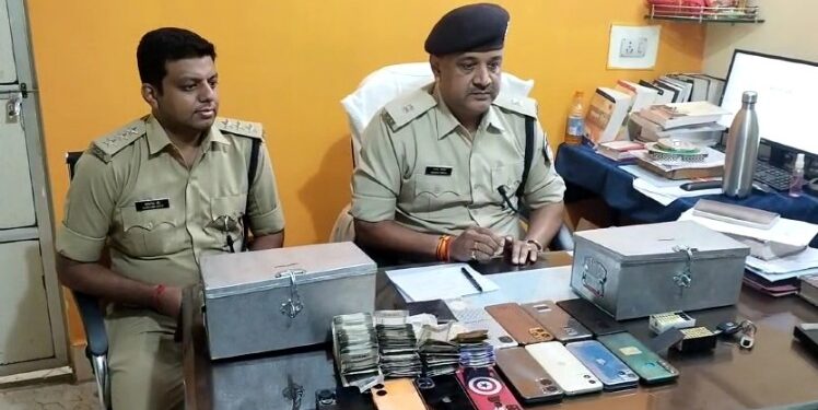 स्लीमनाबाद के शातिर बदमाश के घर विशेष पुलिस टीम ने मारी रेड, एसडीओपी स्लीमनाबाद कर रहे थे टीम को लीड। घर में बिछी थी जुएं की बिसात, फ्रिज में रखा था वन्य प्राणी का मांस, पॉइंट 2 के 89 जिंदा राउंड भी मिले,