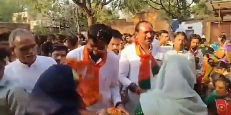 कन्या पूजन के नाम पर महिलाओं को पैसा बाँटना भारी पड़ा, अशोकनगर के बीजेपी विधायक सहित तीन लोगों पर चुनाव आयोग ने मामला दर्ज किया 