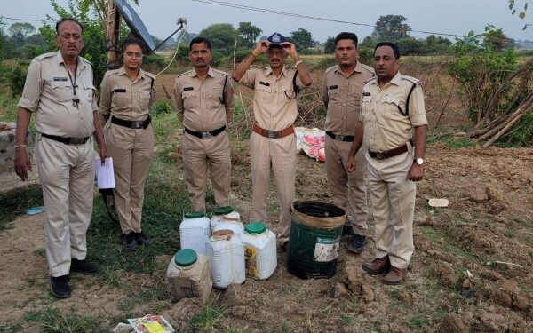 आबकारी उडनदस्ता टीम द्वारा अवैध शराब के विरुद्ध सहित आरोपियों के विरुद्ध आबकारी अधिनियम के अंतर्गत कार्यवाही,जप्त अवैध सामग्री की अनुमानित कीमत 172000/- रुपये
