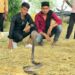 करीब 4 से 5 फीट लंबा कोबरा प्रजाति का सांप 20 फीट गहरे कुएं में गिर गया था जिसे सर्प मित्र निकाला
