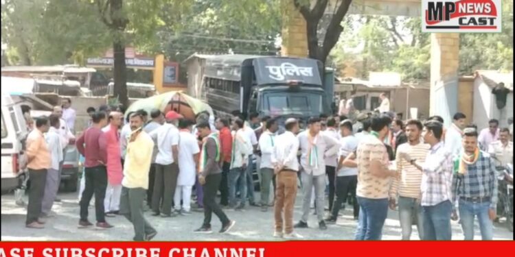 मीडिया डिबेट के दौरान हुए विवाद में पुलिस ने कांग्रेस के कार्यकर्ताओं को थाने में बैठाया
