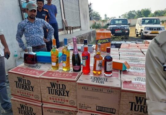 सागर जिले एमपी- यूपी सीमा पर जांच दल ने पकड़ी 3.50 करोड़ की शराब