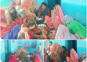 शरद पूर्णिमा पर व्रतधारी महिलाओं ने सामूहिक रूप से किया पूजन,लड्डुओं का लगाया भोग