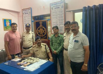 रेलवे स्टेशन मदन महल में  चेकिंग के दौरान संदिग्ध युवक के पास से जीआरपी ने बरामद किए 500000 रूपये