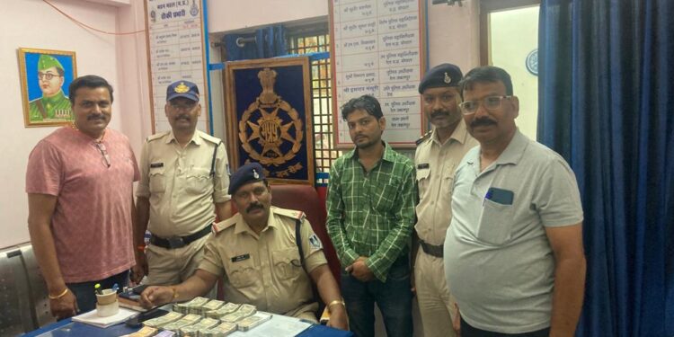 रेलवे स्टेशन मदन महल में  चेकिंग के दौरान संदिग्ध युवक के पास से जीआरपी ने बरामद किए 500000 रूपये