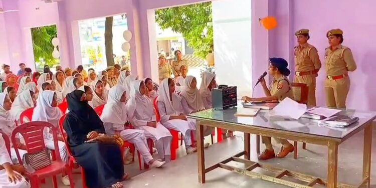 यह गलत धारणा है कि सिर्फ बालिकाएं और महिलाएं ही शोषण का शिकार होती हैं।
