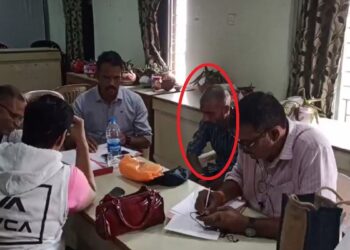 नरसिंहपुर : रोजगार सहायक प्रशांत बड़कुर 25 हजार रुपए की घूस लेते गिरफ्तार