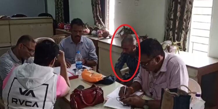 नरसिंहपुर : रोजगार सहायक प्रशांत बड़कुर 25 हजार रुपए की घूस लेते गिरफ्तार