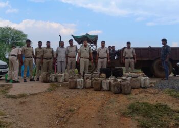 ग्राम समनापुर आफतगंज मे अवैध शराब बनाने की सूचना पर पुलिस द्वारा दबिश देकर महुआ लाहान करीब 900 लीटर जप्त कर नष्ट किया