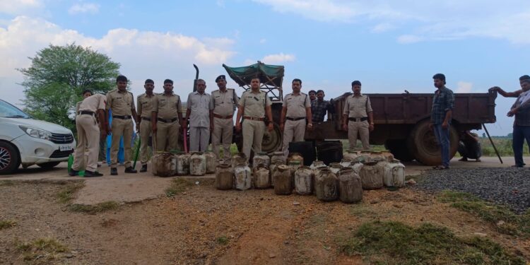 ग्राम समनापुर आफतगंज मे अवैध शराब बनाने की सूचना पर पुलिस द्वारा दबिश देकर महुआ लाहान करीब 900 लीटर जप्त कर नष्ट किया