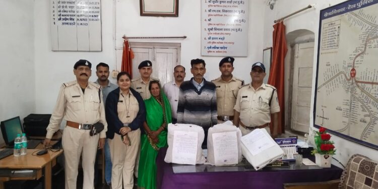 रेलवे स्टेशन मुड़वारा में चेकिंग के दौरान जीआरपी कटनी ने जप्त किया करीब 8 किलो अवैध मादक पदार्थ गांजा।