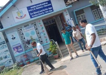 सीएम राइज स्कूल में श्रमदान कार्यक्रम का आयोजन किया गया