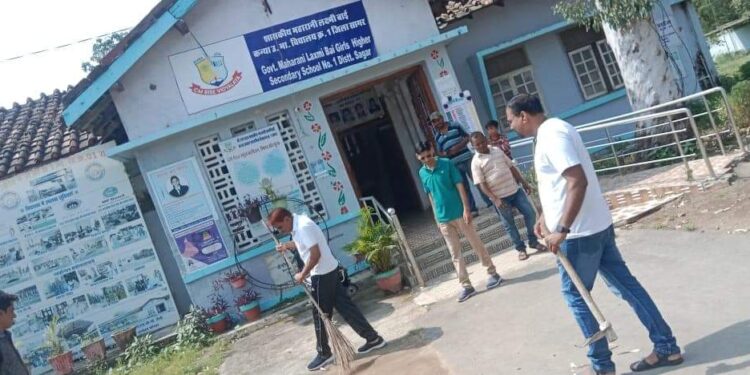 सीएम राइज स्कूल में श्रमदान कार्यक्रम का आयोजन किया गया