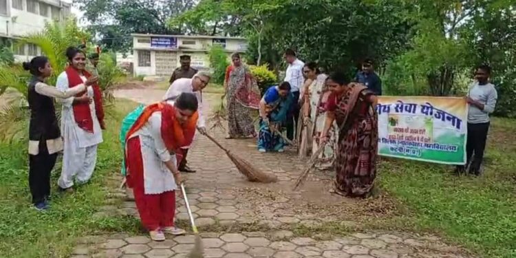 तिलक कॉलेज में ‘‘एक साथ एक घंटे स्वच्छता के लिए श्रमदान अभियान‘‘ आयोजित