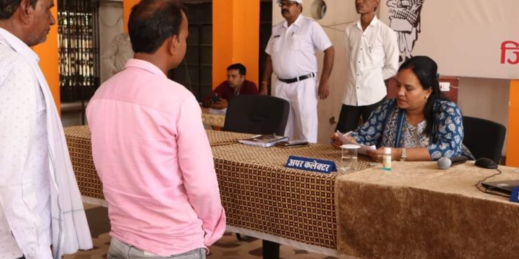 जनसुनवाई में आये 90 आवेदन