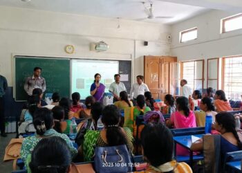 सिखाया जा रहा ईव्हीएम का संचालन एवं मॉकपोल की प्रक्रिया  कलेक्टर ने किया मतदानकर्मियों के प्रशिक्षण का निरीक्षण