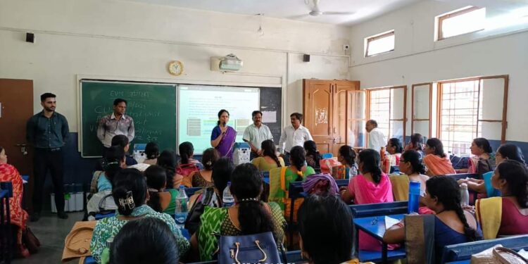 सिखाया जा रहा ईव्हीएम का संचालन एवं मॉकपोल की प्रक्रिया कलेक्टर ने किया मतदानकर्मियों के प्रशिक्षण का निरीक्षण