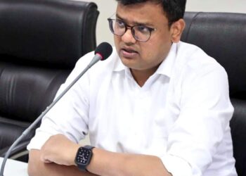पैम्पलेट, पोस्टर आदि के मुद्रण पर प्रतिबंध के संबंध में कोई व्यक्ति किसी ऐसे निर्वाचन पैम्पलेट अथवा पोस्टर का मुद्रण या प्रकाशन नहीं करेगा अथवा मुद्रित या प्रकाशित नहीं करवायेगा जिसके मुख्य पृष्ठ पर मुद्रक एवं प्रकाशक का नाम व पता न लिखा हो