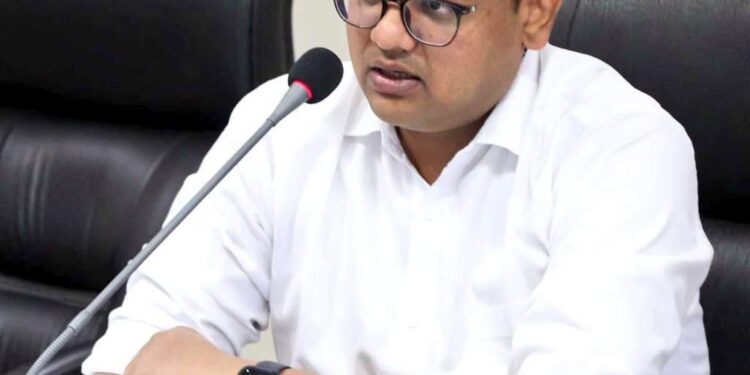 पैम्पलेट, पोस्टर आदि के मुद्रण पर प्रतिबंध के संबंध में कोई व्यक्ति किसी ऐसे निर्वाचन पैम्पलेट अथवा पोस्टर का मुद्रण या प्रकाशन नहीं करेगा अथवा मुद्रित या प्रकाशित नहीं करवायेगा जिसके मुख्य पृष्ठ पर मुद्रक एवं प्रकाशक का नाम व पता न लिखा हो